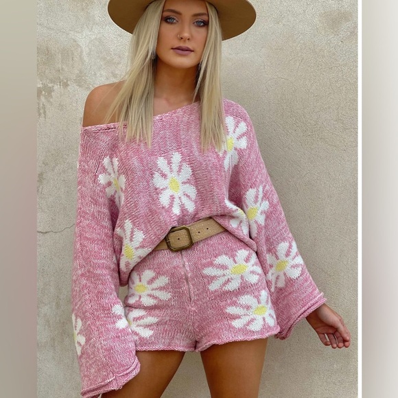 NWT Pink Daisy Print Knit Sweater Shorts by Storia SZ M - Picture 1 of 8